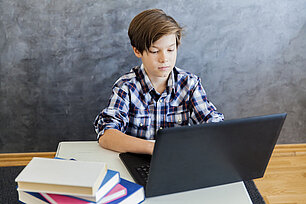 junge-laptop