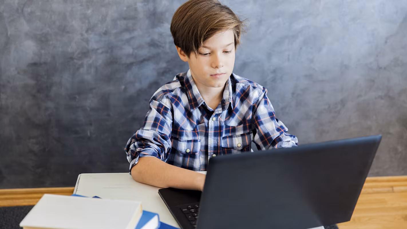 junge-laptop