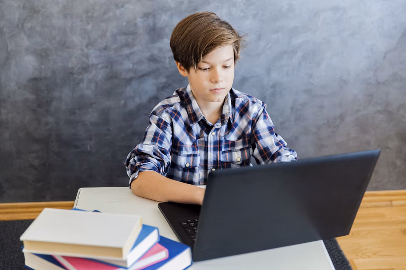 junge-laptop
